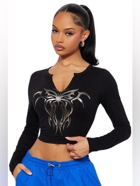 Fashion Nova Black Long Sleeve Graphic V-Notch Crop Top